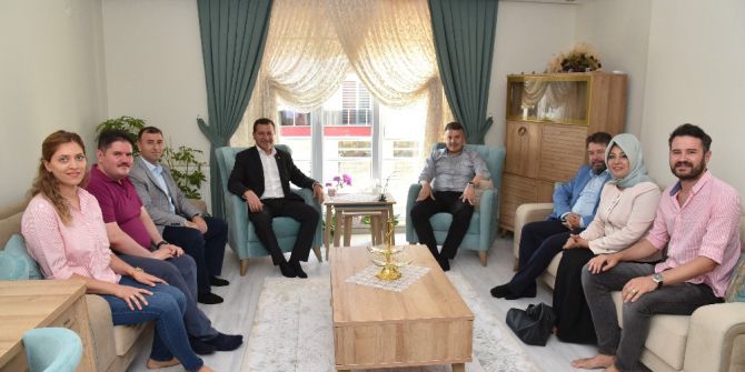 Karesili Başkanlardan Yeni Evli Çifte Ziyaret