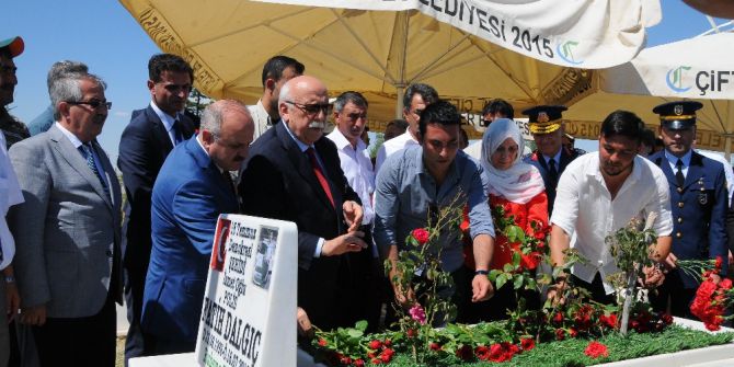 Bakan Avcı 15 Temmuz Şehidinin Kabrini Ziyaret Etti