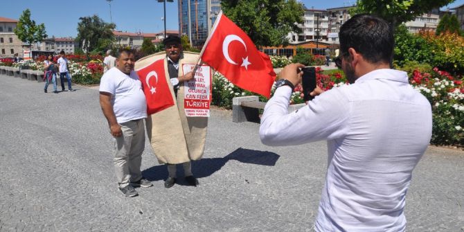 Çoban Gütmüyor, Kepeneği İle Gezerek Tanıtıyor