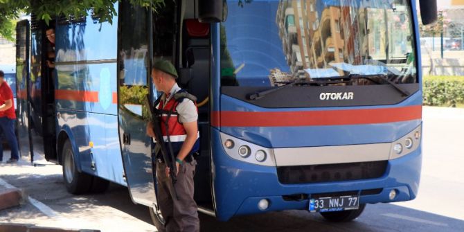 Cezaevi Otobüsü Kaza Yaptı, Mahkumlar Kaçmasın Diye Jandarma Önlem Aldı