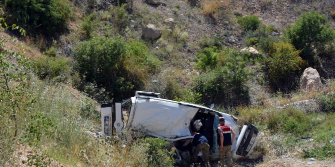 Sivas’ta Kamyonet Uçuruma Yuvarlandı: 1 Ölü, 4 Yaralı