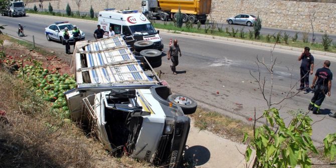 Karpuz Yüklü Kamyonet Devrildi: 3 Yaralı