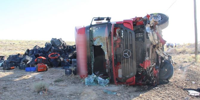 Karaman’da Devrilen Çekicinin Sürücüsü Hayatını Kaybetti