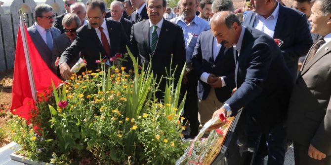 Cumhurbaşkanı Erdoğan’a Suikast Girişiminde Şehit Olan Polis Mezarı Başında Anıldı