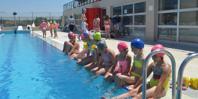 Yüzme Kursu Devam Ediyor