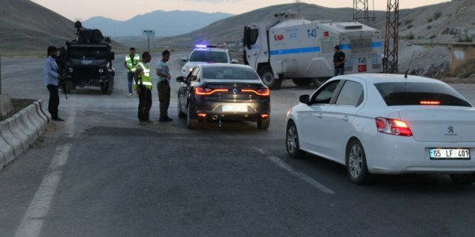 Çaldıran-muradiye Karayolunda Bomba Alarmı