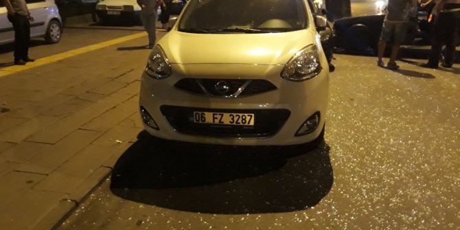 Kontrolden Çıkan Otomobil, Park Halindeki Araçların Arasına Daldı