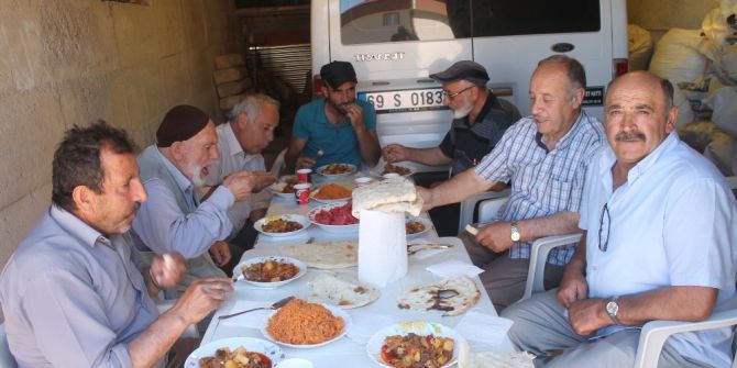 Mahalleli Ekmeğini Tandırdan Çıkarıyor