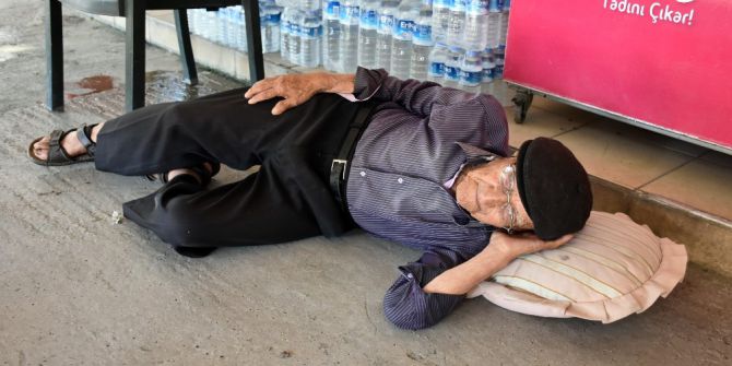 105 Yaşında Sokakta Kalan Mestan Dede Yardım Eli Bekliyor