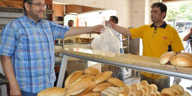 Poşetini Yanında Getirene İndirimli Ekmek
