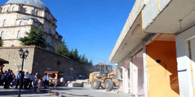 Büyük Cami Etrafında Bulunan İşyerlerinin Yıkımına Başlanıldı