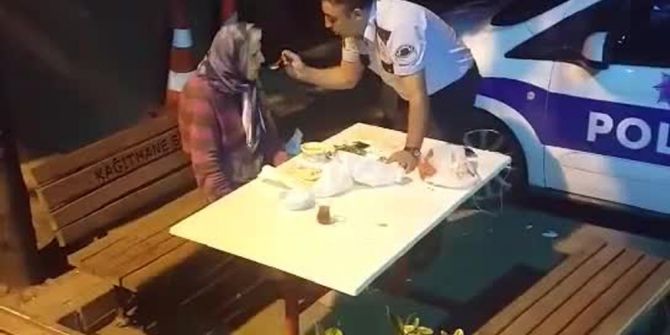 Polis, Yaşlı Ve Hasta Olan Kadını Elleriyle Besledi