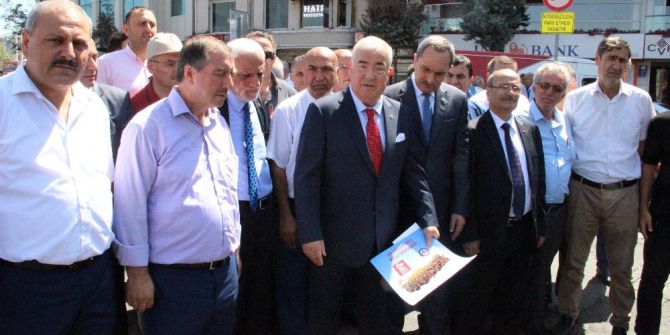 İstanbul’da Esnafın Vitrinine 15 Temmuz Posterleri Asıldı