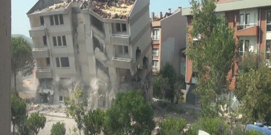 Polis Lojmanları İşte Böyle Yıkıldı...yıkımı İzlerken Canlarını Zor Kurtardılar