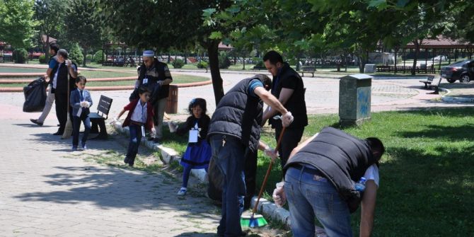 Suriyelilerden Park Temizliği