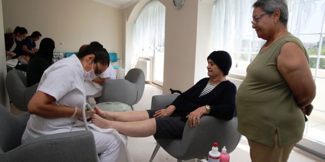 Huzurevi Sakinlerine Güzellik Bakımı