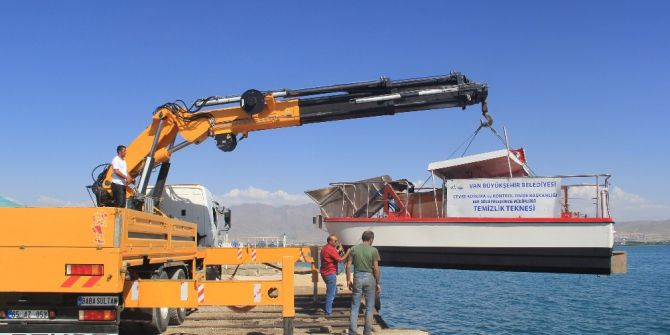 Van Gölü’nde Deniz Süpürgesiyle Temizlik