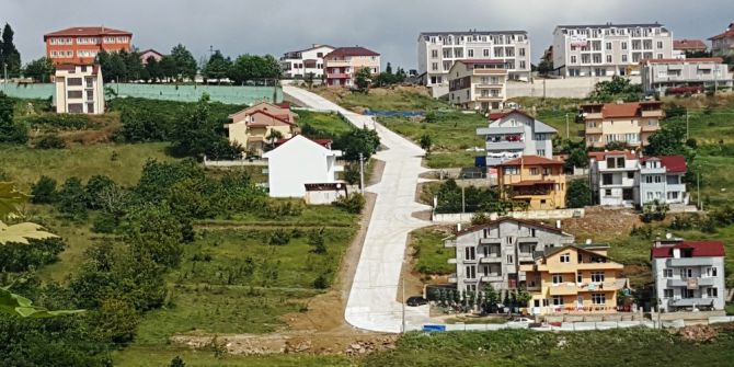 İzmit Belediyesi Dik Sokağı Beton Yol Yaptı