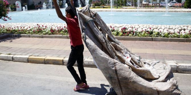 Suriyeli Abdurrahman’ın Süs Havuzu Keyfi