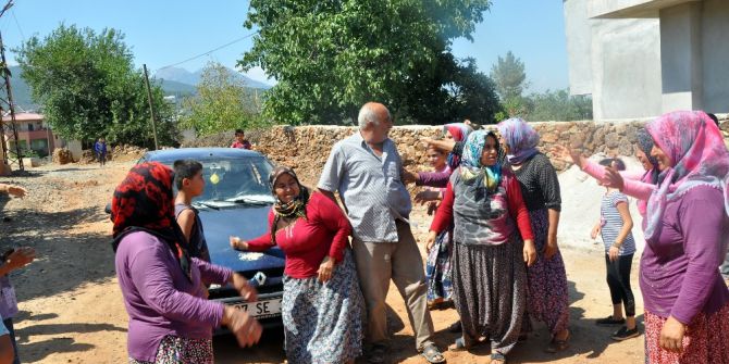 Köylü Kadınlar Yol Kapattı