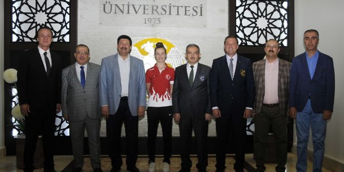 Dünya Şampiyonu Ağrıs’tan Rektör Şahin’e Ziyaret