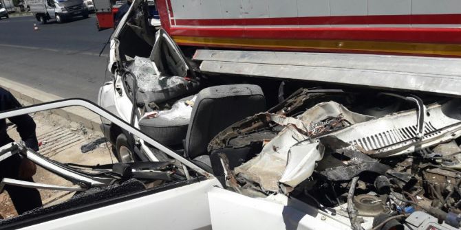 Kamyona Arkadan Çarpan Otomobil Kağıt Gibi Ezildi: 1 Ölü