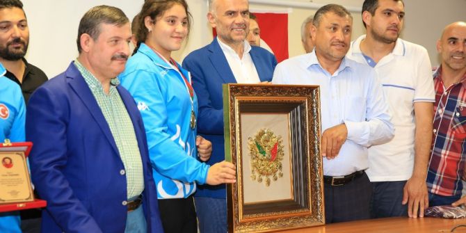 Avrupa Şampiyonu Büşra, Türk Bayrağını Dalgalandırdı