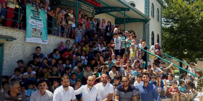 Gençlerden Çocuklara Dondurma İkramı