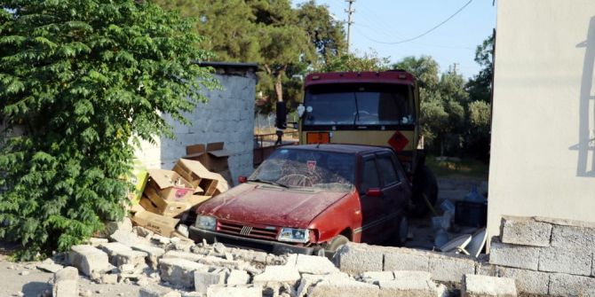 Antalya’da Akaryakıt Tankeri Evin Bahçesine Daldı