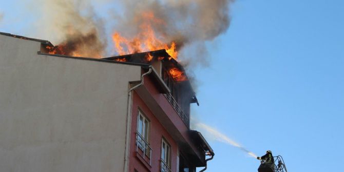 Çocukların Oyunu Evi Kül Etti