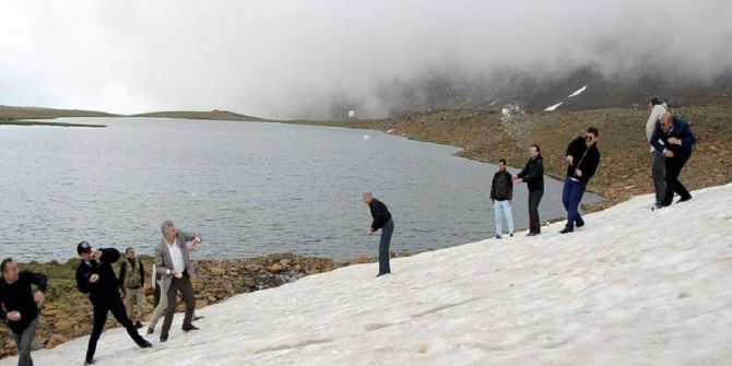 Temmuz Ayında Kartopu Oynadılar