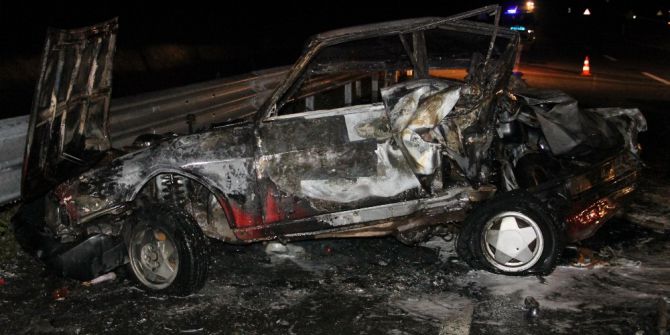 Kastamonu’da Bariyerlere Çarpan Otomobil Alev Aldı