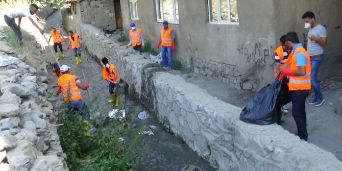 Hakkari’de Dere Yatakları Temizleniyor