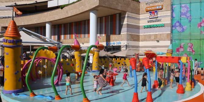 Miniklere Müthiş Su Parkı Eğlencesi