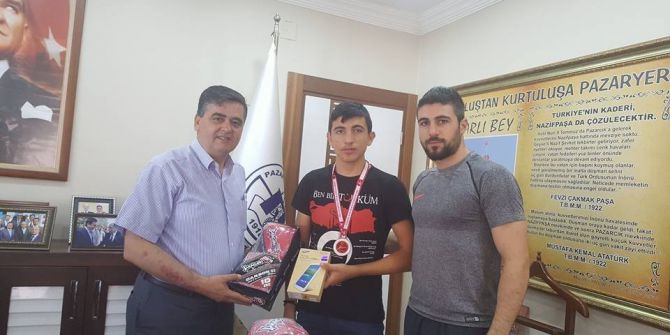 Başkan Yalçın, Başarılı Kick Boks Sporcularını Kutladı
