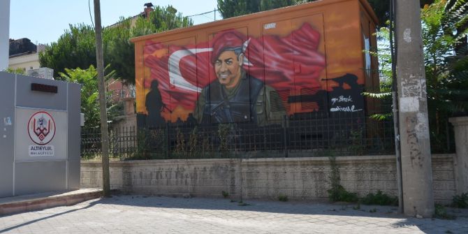 Kahramanların Resimleri Trafolarda