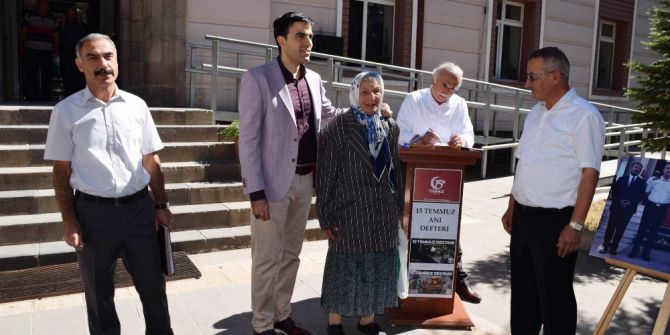 15 Temmuz Fotoğraf Sergisinde Fatma Nine Duygulandırdı