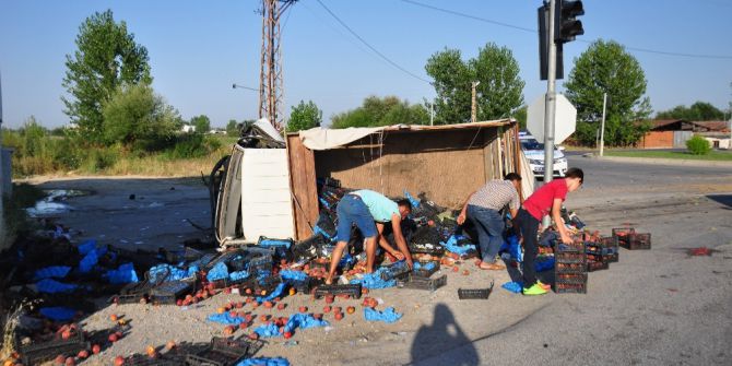Meyve Yüklü Kamyonet Devrildi: 2 Yaralı