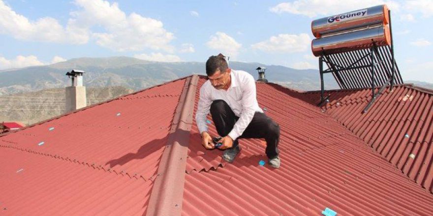 Delinen Çatılarını Bantlarla Onarmaya Çalıştılar