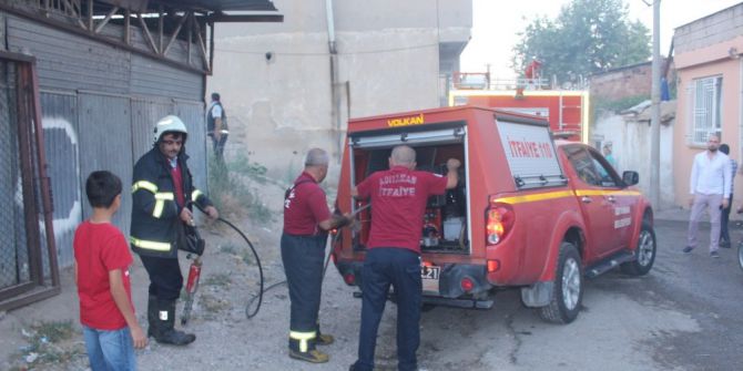 Ot Yangını İş Yerlerine Sıçramadan Söndürüldü
