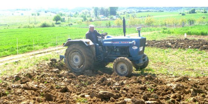 Araziye Park Ettiği Traktörünün Aküsünü Çaldılar