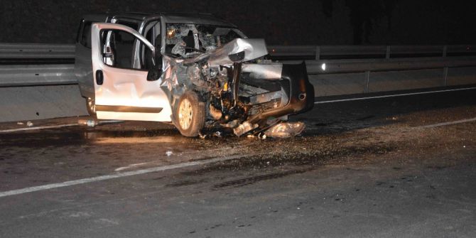 Dalaman’da Otomobil Kamyona Arkadan Çarptı; 4 Yaralı