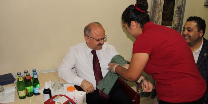 Vali Çakacak Kan Verdi