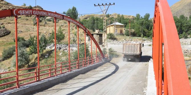 Teröristlerin Kullandığı Köprüyü Yıkıp Vatandaşa 5 Köprü Yaptı