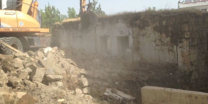 Bulanık’taki Metruk Yapıların Yıkımına Başlandı