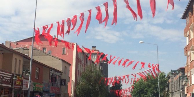 Kars Belediyesi Ana Caddeleri Bayraklarla Donattı