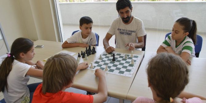 Çocuklar Tatillerini Satranç İle Değerlendiriyor