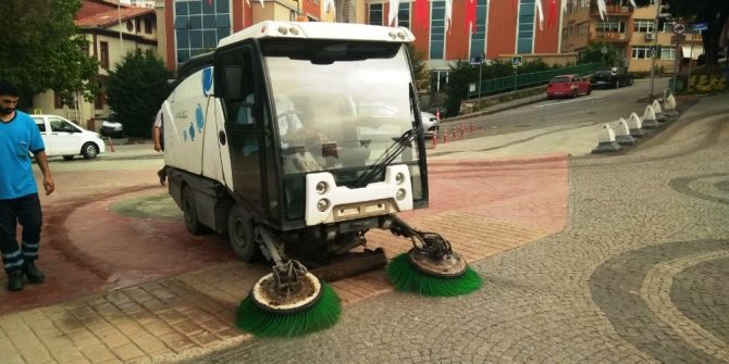 İzmit’te Günde 450 Kilometre Yol Süpürülüyor