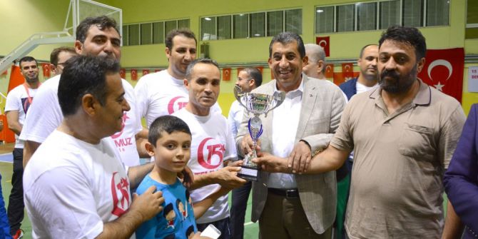 Kazandıkları Kupayı 15 Temmuz Şehidinin Ağabeyine Verdiler