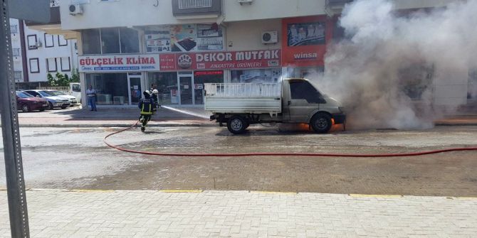 Park Halindeki Kamyonet Alev Alev Yandı